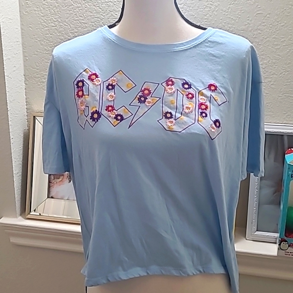 4/$25 AC<DC CROP TOP LIKE NEW